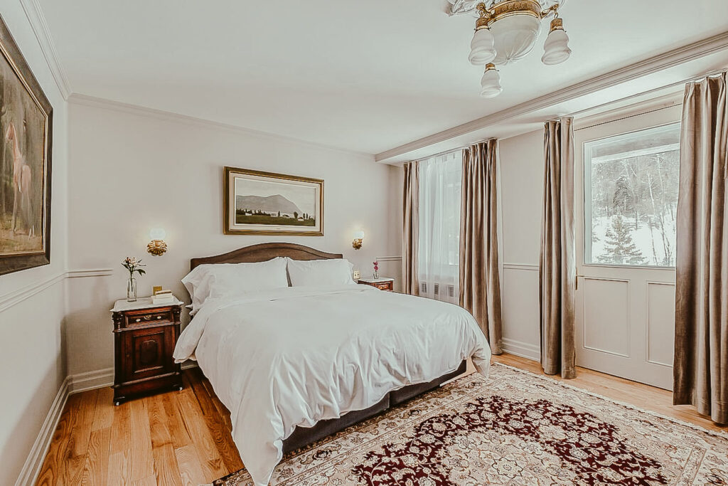 Classique Queen - Hébergement dans les Laurentides | Stonehaven